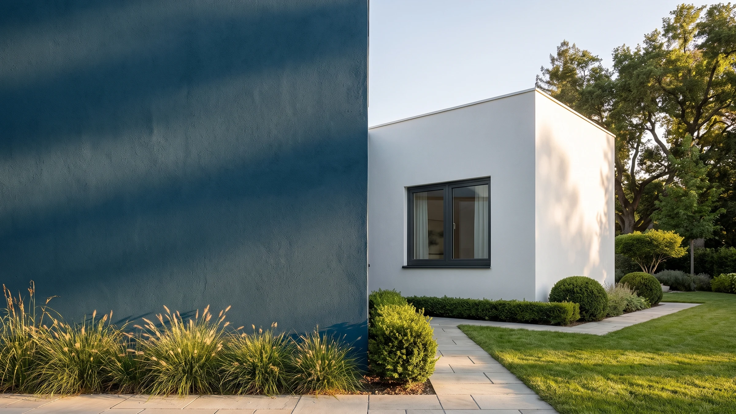 Maison avec fenêtre Alu-Futural Monobloc BUDVAR sur le mur de la marque — vue extérieure