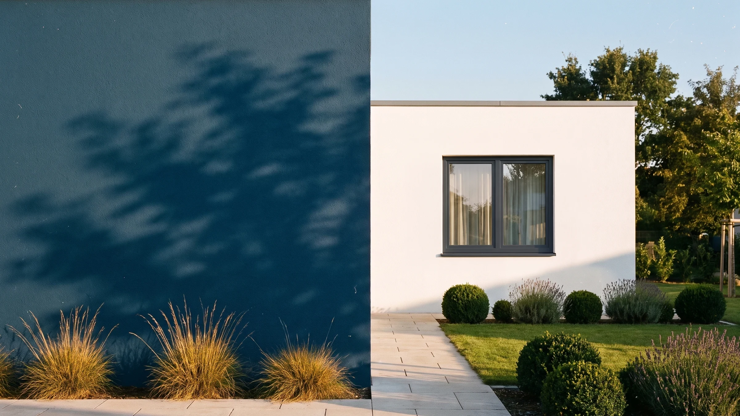 Maison avec fenêtre Alu-Futural Reno BUDVAR sur le mur de la marque — vue extérieure