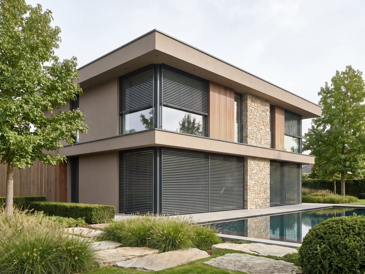 Villa moderne avec stores de façade comme accent architectural
