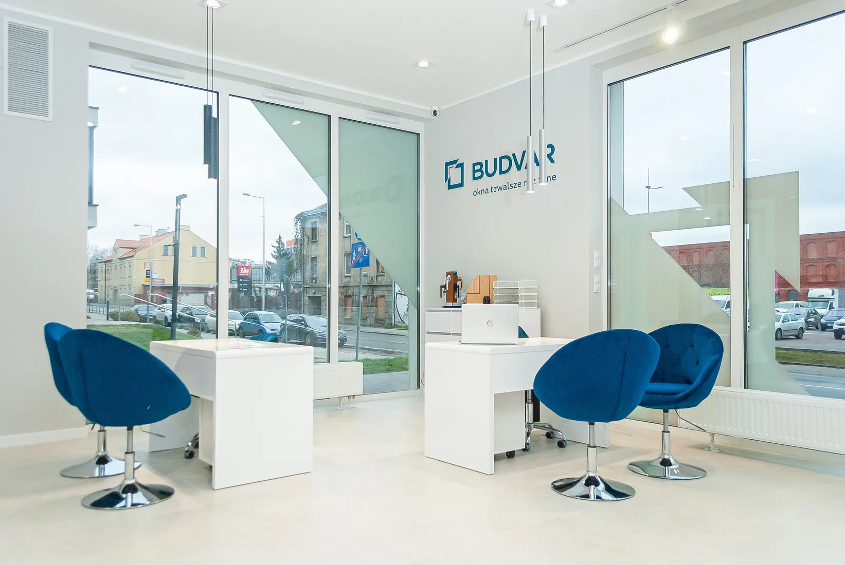 Espace conseil près de la vitrine — Salon Budvar Łódź