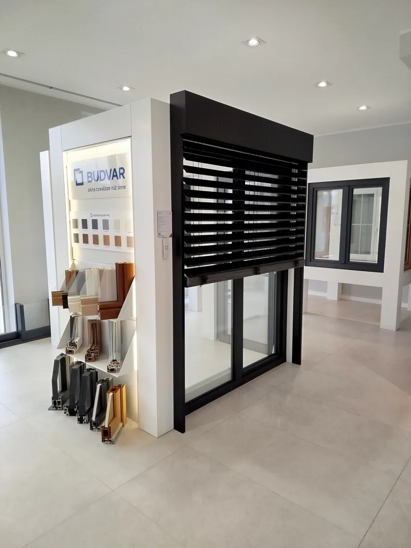 Brise-soleil orientables et coupes de profilés — Salon Budvar Łódź