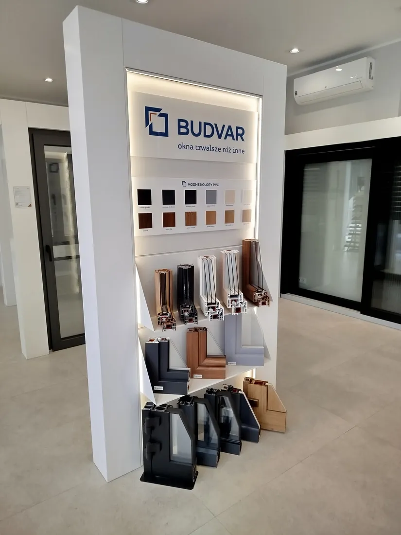 Coupes de profilés et nuancier — Salon Budvar Łódź