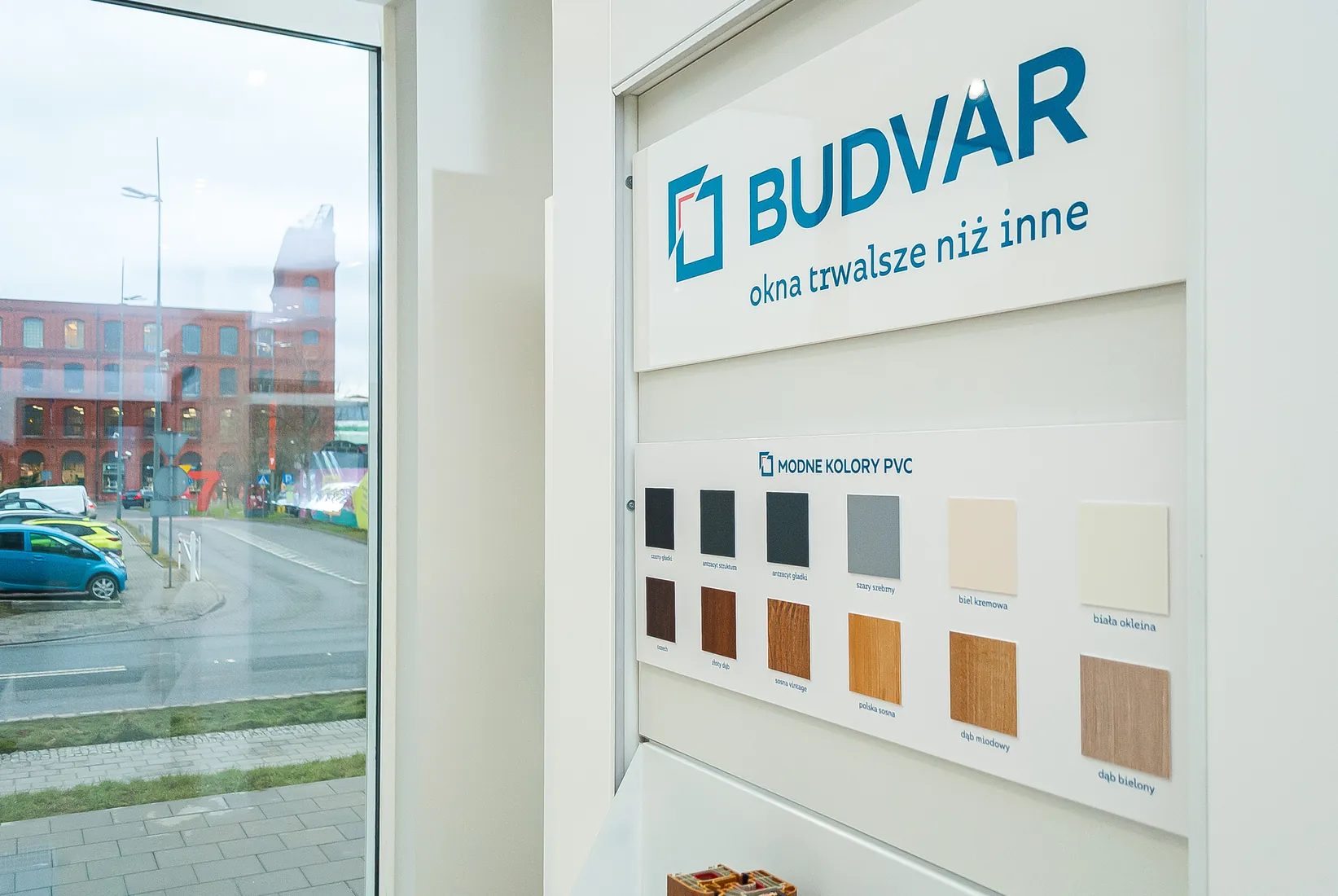 Nuancier près de la vitrine — Salon Budvar Łódź