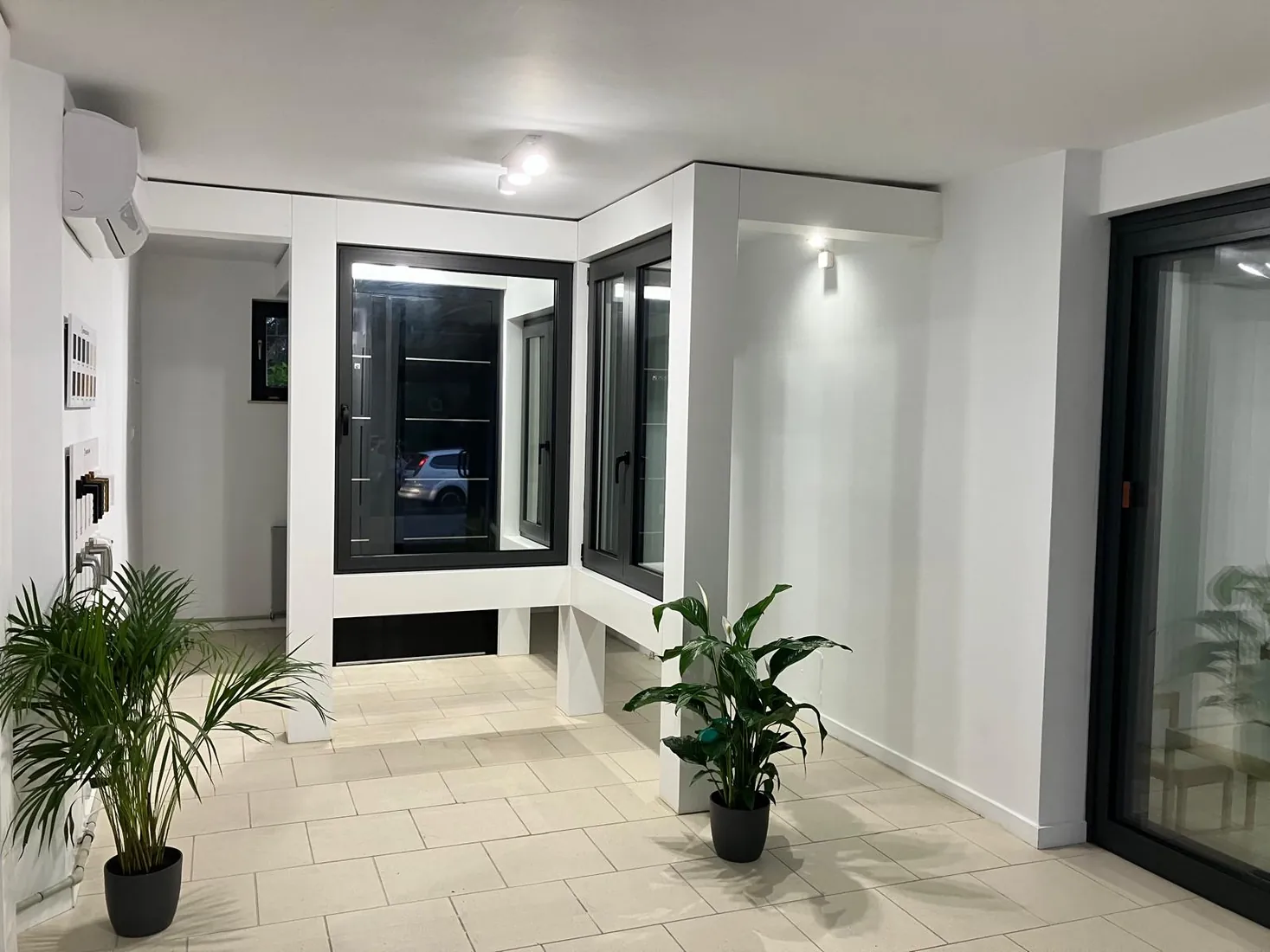 Fenêtres en angle et baie coulissante — Salon BUDVAR Opole