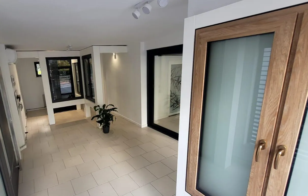 Fenêtre en décor bois — Salon BUDVAR Opole
