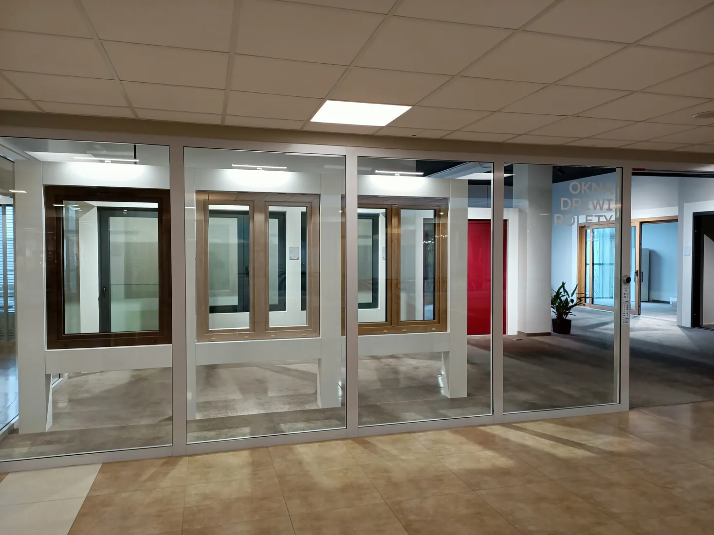 Fenêtres exposées à l’entrée — Salon BUDVAR Poznań – Galeria Arkada