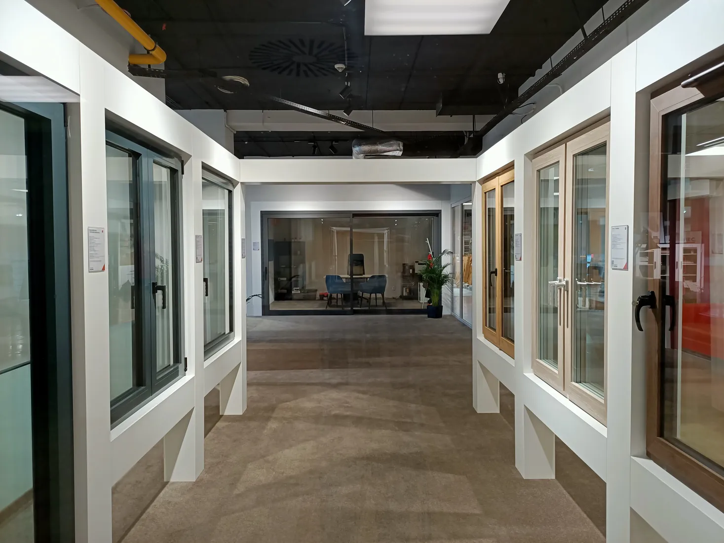 L’allée des fenêtres, vue vers le fond du showroom — Salon BUDVAR Poznań – Galeria Arkada