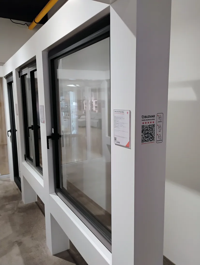 Fenêtre anthracite vue de près — Salon BUDVAR Poznań – Galeria Arkada