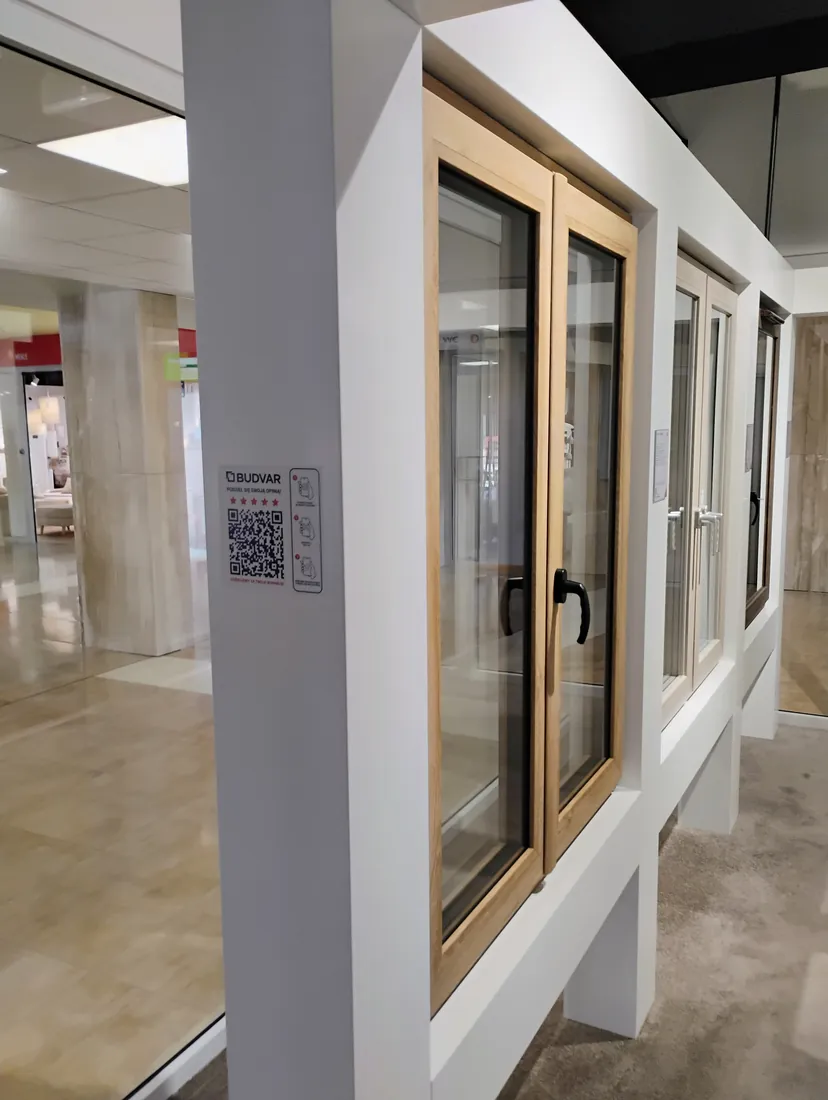 Fenêtre en décor bois vue de près — Salon BUDVAR Poznań – Galeria Arkada