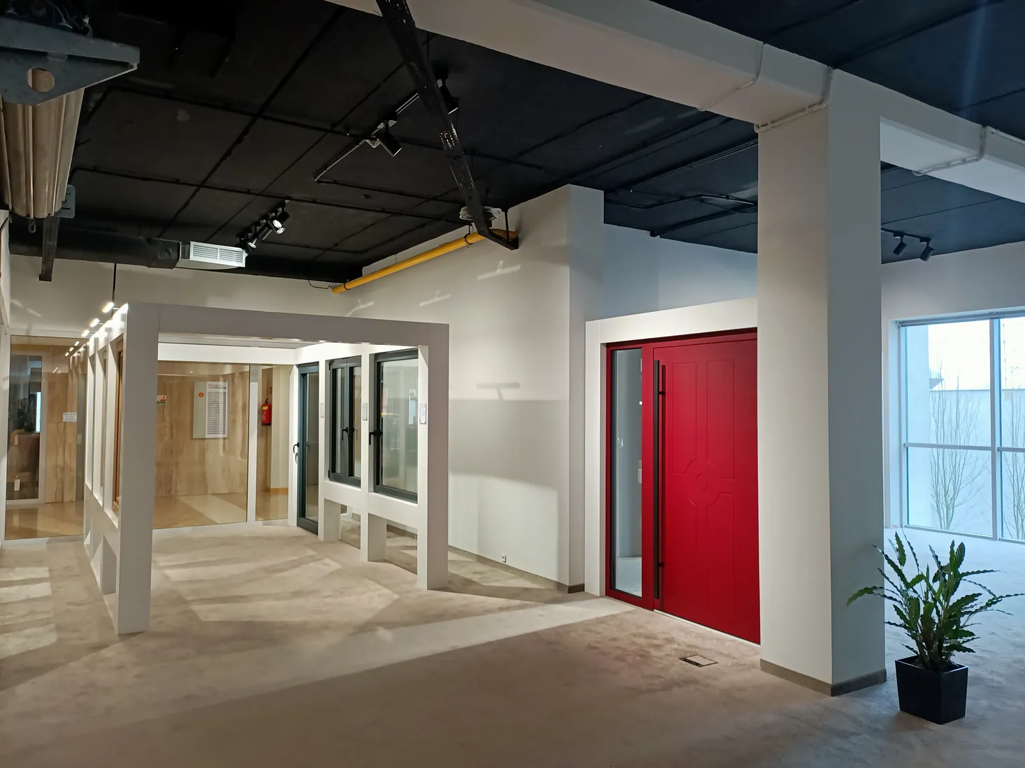 Porte d’entrée rouge et allée des fenêtres — Salon BUDVAR Poznań – Galeria Arkada