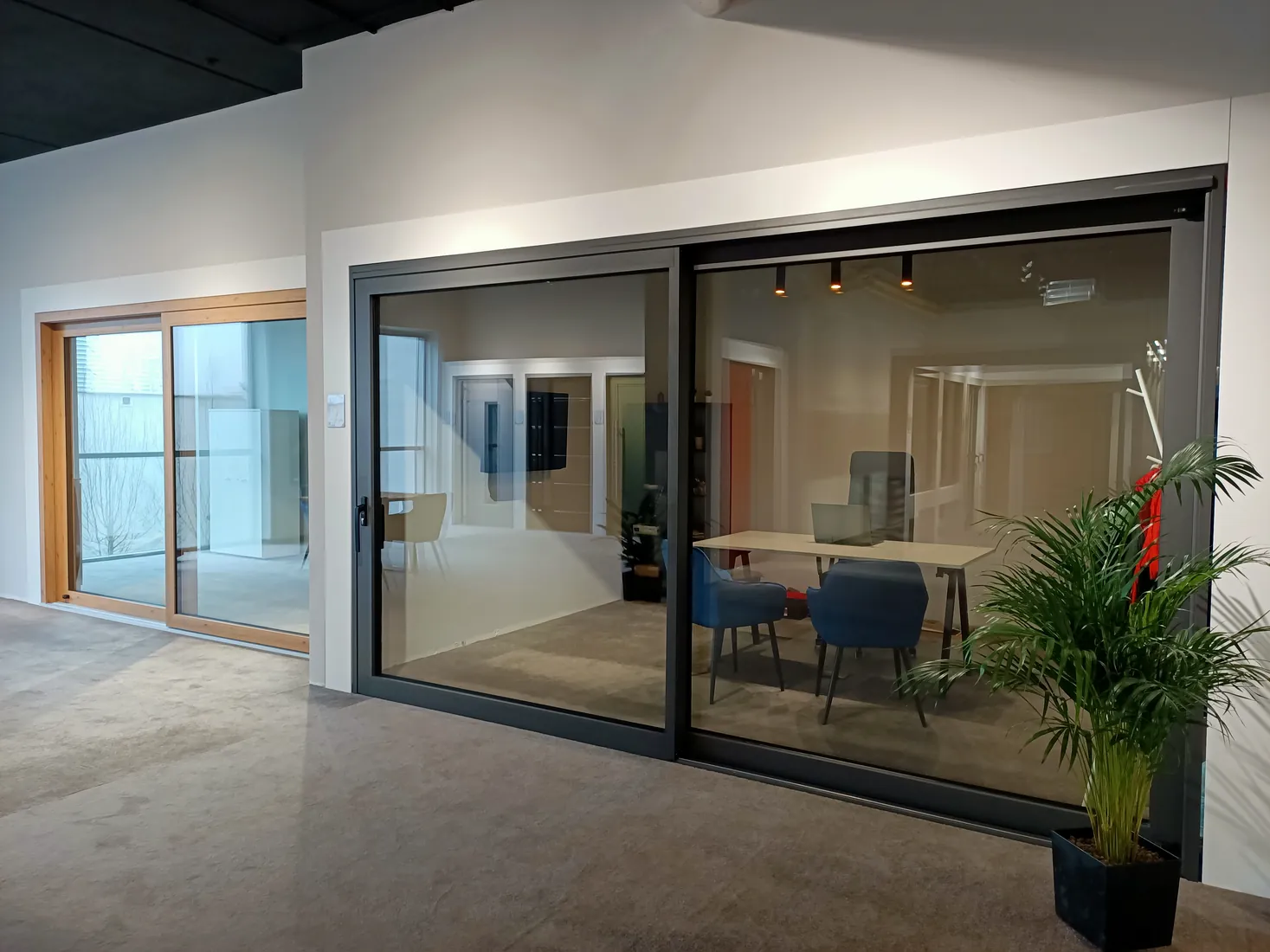 Baie coulissante et espace d’échange — Salon BUDVAR Poznań – Galeria Arkada