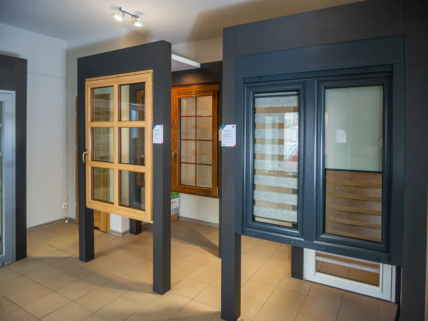 Fenêtres à petits-bois et protections solaires — Salon Budvar Sieradz