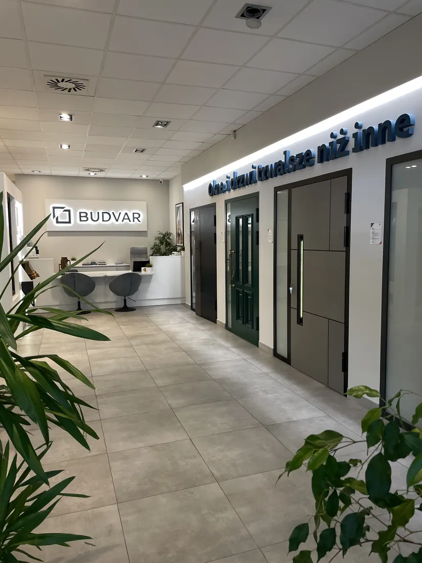 L’allée des portes d’entrée — Salon Budvar Warszawa