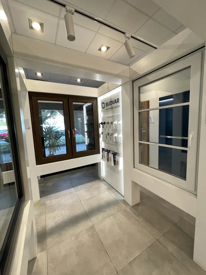 Fenêtres en décors bois et poignées — Salon Budvar Warszawa