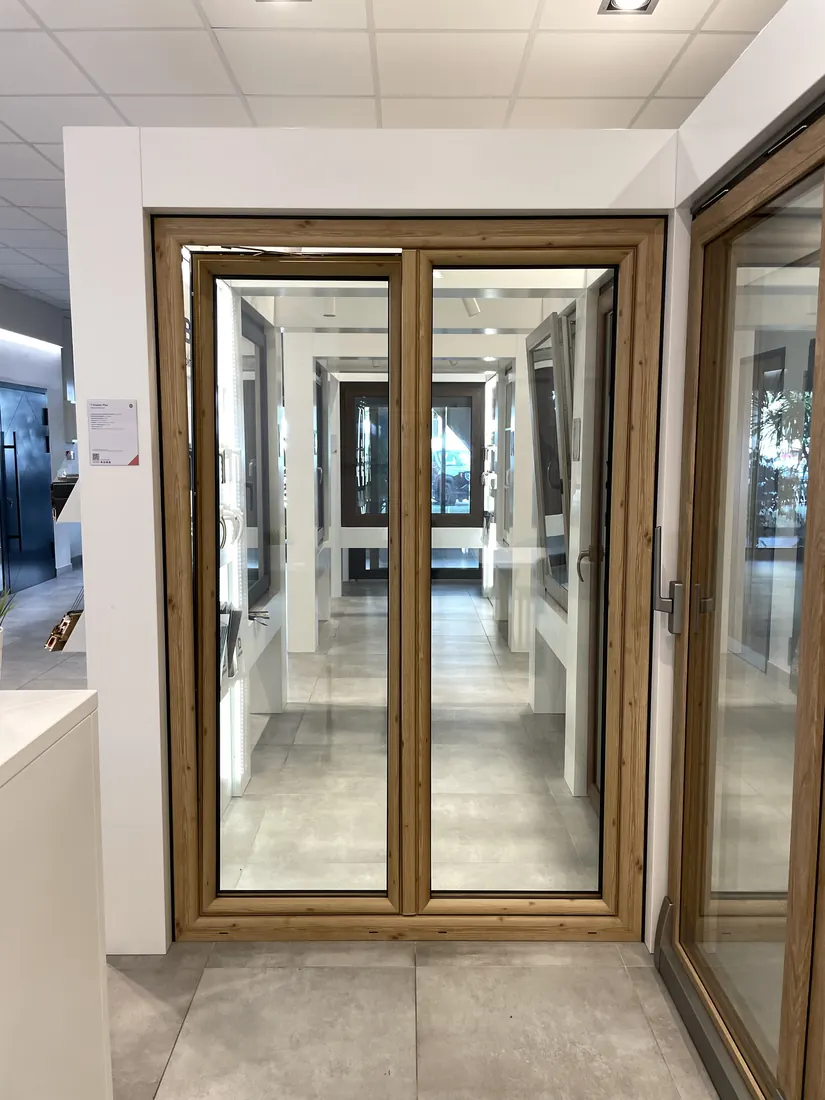 Porte-fenêtre en décor bois — Salon Budvar Warszawa