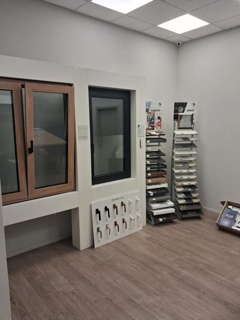 Fenêtres, présentoir de poignées et échantillons de décors — Salon BUDVAR Wrocław